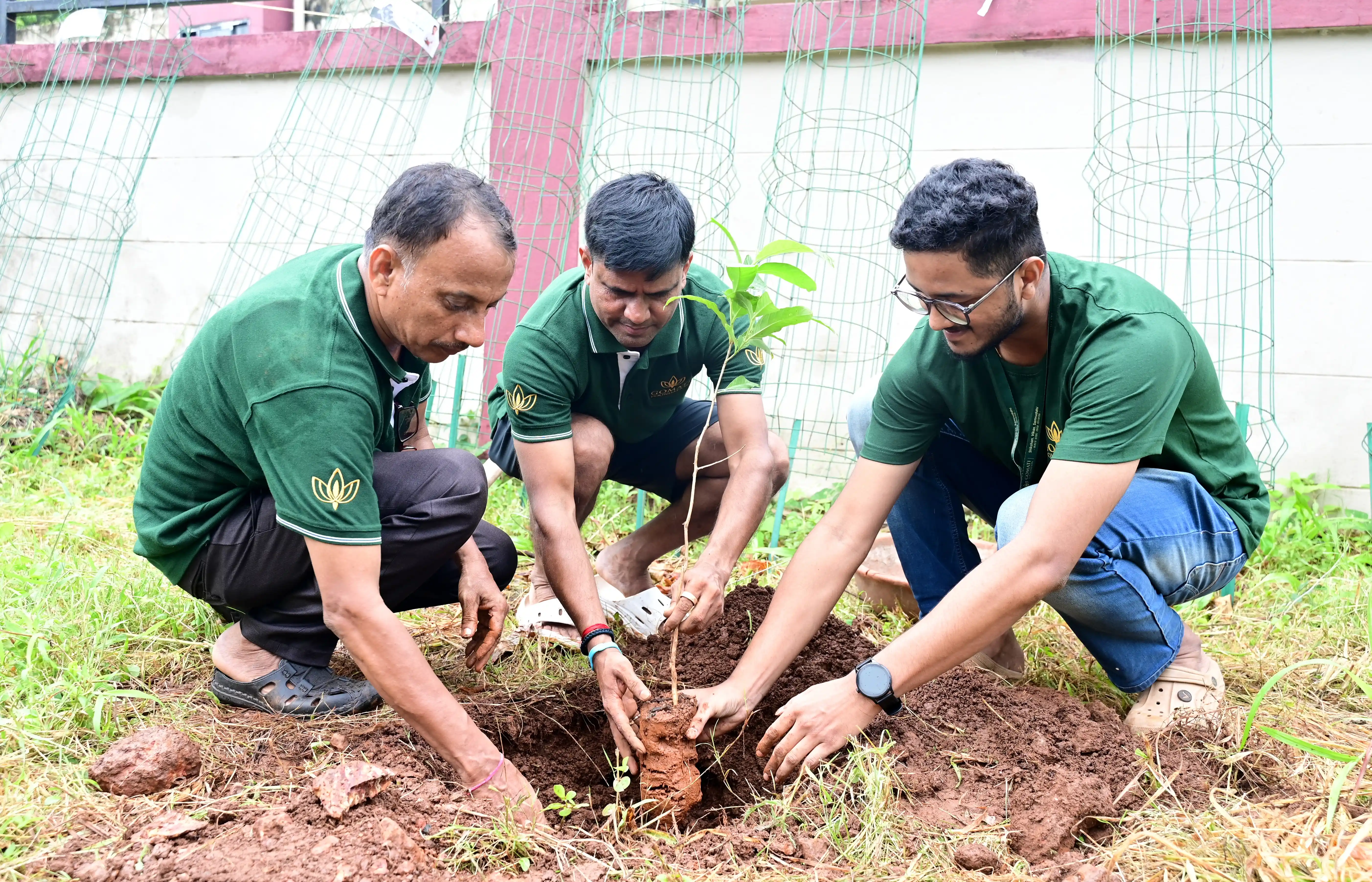 gomati-foundation-volunteers-planting-a-tree-together-during-ek-ped-maa-ke-naam-initiative